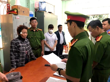 Đối tượng Thông Thị Định (áo khoác sọc) bị bắt tạm giam về hành vi “Lừa đảo chiếm đoạt tài sản”.