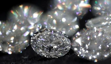 Những viên kim cương được nhà sản xuất kim cương Alrosa trưng bày giới thiệu tại Moskva, Nga ngày 13/2/2019. (Ảnh: Reuters)