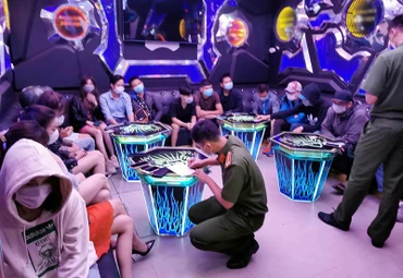 Lực lượng chức năng kiểm tra quán karaoke có dấu hiệu vi phạm tại Lâm Đồng.