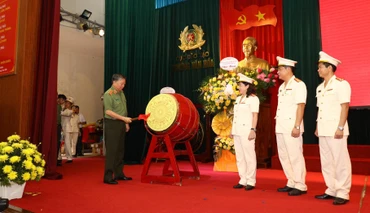 Đại tướng Tô Lâm đánh trống khai trường và tặng hoa chúc mừng Trường Văn hóa nhân dịp khai giảng năm học mới.