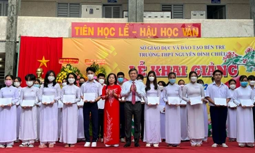 Bí thư Tỉnh ủy Bến Tre Lê Đức Thọ trao học bổng cho học sinh tại Trường Trung học phổ thông Nguyễn Đình Chiểu.