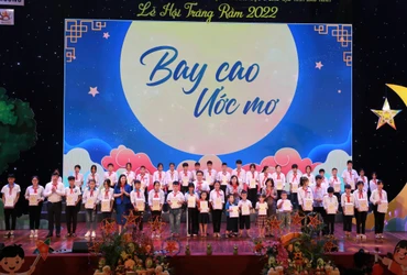 Ban tổ chức trao quà cho các em thiếu nhi.