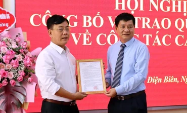 Đồng chí Lê Thành Đô, Chủ tịch Ủy ban nhân dân tỉnh Điện Biên trao quyết định bổ nhiệm Giám đốc Ban Quản lý dự án các công trình nông nghiệp và phát triển nông thôn tỉnh Điện Biên cho đồng chí Nguyễn Hữu Hiệp.