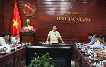 Phó Chủ tịch Ủy ban nhân dân tỉnh Hậu Giang Nguyễn Văn Hòa chỉ đạo tại cuộc họp.