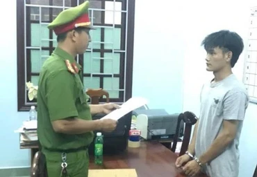 Công an bắt tạm giam Lê Đức Sơn về tội “Chống người thi hành công vụ”. 
