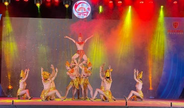 Biểu diễn nghệ thuật trong Lễ khai mạc “Ngày Văn hóa, du lịch tỉnh Ninh Thuận tại Hà Nội”.