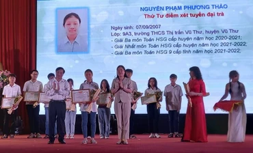 Em Nguyễn Phạm Phương Thảo, huyện Vũ Thư, tỉnh Thái Bình là 1 trong 4 học sinh được tuyên dương khi đạt điểm cao trong kỳ thi xét tuyển vào lớp 10 đại trà năm 2022.