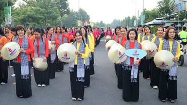 Chị em phụ nữ duyên dáng trong trang phục áo bà ba với nón lá tại lễ hội