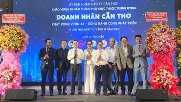 Lãnh đạo Thành ủy Cần Thơ chúc mừng các doanh nhân.