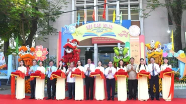Lãnh đạo thành phố Cần Thơ cắt băng khai Hội Báo Xuân 2024.