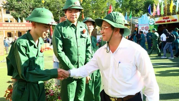 Lãnh đạo thành phố Cần Thơ động viên các thanh niên trước giờ lên đường nhập ngũ.