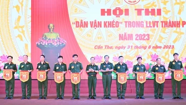 Bộ Chỉ huy quân sự thành phố Cần Thơ tặng cờ cho các đơn vị tham gia hội thị.
