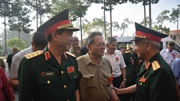 Các cựu chiến binh Trung đoàn 1 U Minh vui mừng tại lễ kỷ niệm