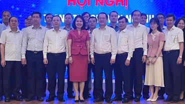 Các đại biểu chụp ảnh lưu niệm tại hội nghị.