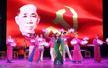 Nghệ sĩ Ưu tú Nguyễn Hương Giang biểu diễn bài hát "Khắc ghi tên Người - Bác Ba Lê Duẩn".