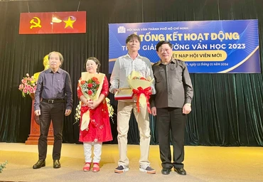 Lãnh đạo Hội Nhà văn Việt Nam và Hội đồng Lý luận, phê bình văn học nghệ thuật Trung ương trao tặng Giải cống hiến đến gia đình cố nhà thơ Hải Như và Đỗ Nam Cao tại buổi lễ. (Ảnh NGUYÊN HÙNG)