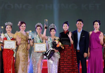 Hoa hậu Doanh nhân Hoàn vũ Việt Nam 2025 Lê Thị Hạnh cùng các Á hậu, thành viên Ban Tổ chức và Giám khảo.
