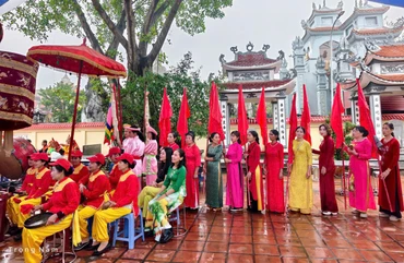 Đại diện đông đảo các tầng lớp nhân dân tham dự lễ hội mùa Xuân tại đình Thái Bình.