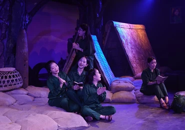 Vở diễn tái hiện cuộc sống chiến đấu và hy sinh của 10 nữ Anh hùng liệt sĩ Thanh niên xung phong tại Ngã ba Đồng Lộc trong chiến tranh chống Mỹ cứu nước. (Ảnh TRẦN HẢI)