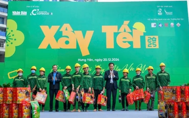 Đồng chí Nguyễn Đình Khang, Ủy viên Trung ương Đảng, Chủ tịch Tổng Liên đoàn Lao động Việt Nam và đồng chí Nguyễn Hữu Nghĩa, Ủy viên Trung ương Đảng, Bí thư Tỉnh ủy Hưng Yên tặng quà Tết cho công nhân lao động tại công trường.