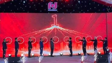 Lãnh đạo tỉnh Hải Dương và lãnh đạo Công ty cổ phần đầu tư Newland nhấn nút khởi công xây dựng khu nhà ở xã hội tại đô thị Tân Phú Hưng.