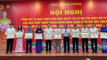 Đồng chí Trần Đức Thắng, Ủy viên Trung ương Đảng, Bí thư Tỉnh ủy Hải Dương tặng Bằng khen 11 tập thể và 15 cá nhân có thành tích xuất sắc trong thực hiện Nghị quyết số 29-NQ/TW của Ban Chấp hành Trung ương Đảng.
