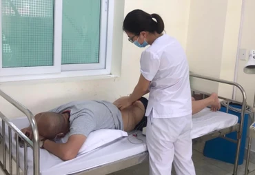 Chăm sóc người ngộ độc thực phẩm ở Trung tâm Y tế Hải Dương.