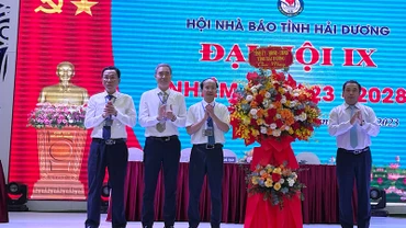 Bí thư Tỉnh ủy Hải Dương Trần Đức Thắng tặng hoa chúc mừng Đại hội Hội Nhà báo tỉnh.