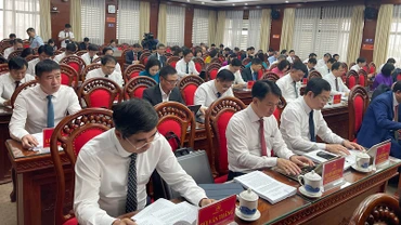 Các đại biểu nghiên cứu tài liệu và góp ý vào báo cáo tiến độ triển khai các kết luận của Trung ương về sắp xếp, tổ chức bộ máy trong hệ thống chính trị.