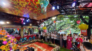 Các đại biểu dâng hương lễ Thánh tại Liên hoan thực hành tín ngưỡng thờ Mẫu tam phủ ở đền Sinh.