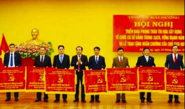 Lãnh đạo tỉnh Hải Dương tặng Cờ thi đua cho các tổ chức cơ sở đảng hoàn thành xuất sắc nhiệm vụ 5 năm liên tục (2018-2022).