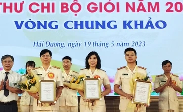 Ban tổ chức Hội thi trao giải thưởng cho các bí thư chi bộ có phần thi xuất sắc.