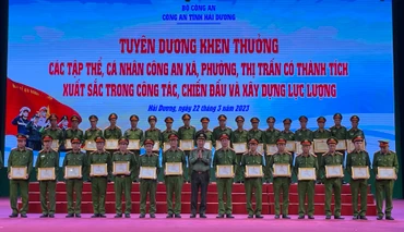 Tuyên dương khen thưởng các tập thể, cá nhân công an cấp xã có thành tích xuất sắc trong công tác.