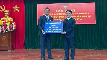 Đại diện Công ty nước sạch Thanh Sơn ủng hộ người nghèo tỉnh Hải Dương 450 suất quà với tổng số tiền 225 triệu đồng.