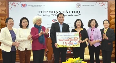 Đại diện nhà tài trợ trao 2 tỷ đồng dành cho chương trình học bổng “Thắp sáng ước mơ”
