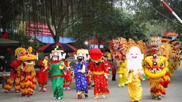 Lễ rước nước ở Lễ hội Côn Sơn-Kiếp Bạc.