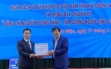 Đồng chí Nguyễn Quang Phúc, Ủy viên Ban Thường vụ, Trưởng Ban Tuyên giáo Tỉnh ủy Hải Dương tặng sách huyện Thanh Miện.