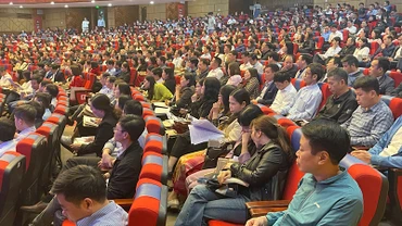 Các đại biểu dự hội thảo ứng dụng trí tuệ nhân tạo (AI) trong giáo dục và đào tạo tại Trung tâm Văn hóa Xứ Đông.