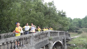Các vận động viên dự Giải chạy marathon Côn Sơn-Kiếp Bạc năm 2024.