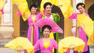 Tiết mục hát văn "Côn Sơn in dấu chân Người" do các nghệ sĩ tỉnh Hải Dương biểu diễn.