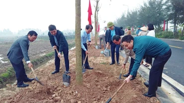 Các đồng chí lãnh đạo tỉnh Hải Dương trồng cây trên đường trục giao thông chính tại xã An Sơn, huyện Nam Sách.