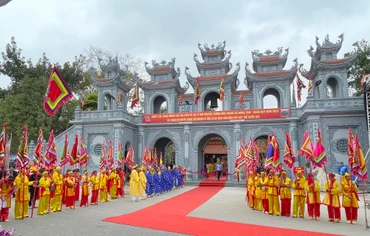 Cổng tam quan đền Tranh.