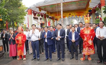 Các đại biểu dâng hương Đức Thánh Trần tại lễ Cáo yết.