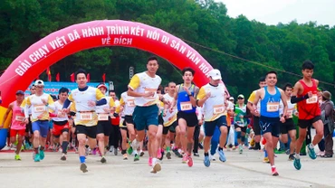 Các vận động viên tranh tài cự ly 5km.