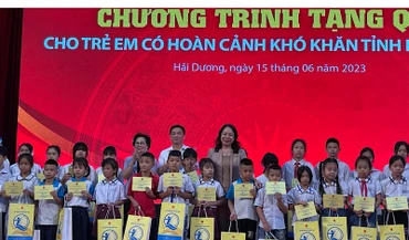 Phó Chủ tịch nước Võ Thị Ánh Xuân và Chủ tịch Ủy ban nhân dân tỉnh Hải Dương Triệu Thế Hùng tặng quà học sinh nghèo vượt khó tại huyện Thanh Hà.