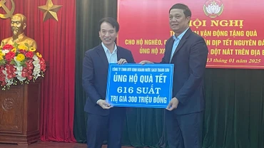 Ông Lê Văn Bốn, Giám đốc Công ty nước sạch Thanh Sơn tặng người nghèo 616 suất quà Tết trị giá 300 triệu đồng.