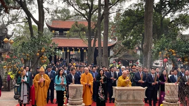 Các nhà sư và quan khách dâng hương tại chùa Côn Sơn.