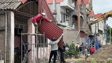 Tháo dỡ công trình xây dựng của gia đình ông Vũ Xuân Hiền trong hành lang Quốc lộ 5.