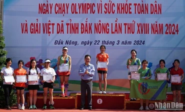 Ban tổ chức đã trao 7 bộ huy chương cho các cá nhân đạt thành tích cao trong Ngày chạy Olympic và Giải Việt dã tỉnh Đắk Nông lần thứ XVIII.