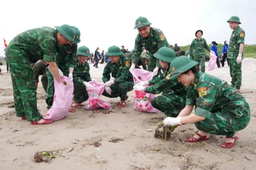 Các đoàn viên, thanh niên tham gia làm sạch hơn 1km bãi biển Cửa Lò.